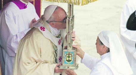 El Vaticano. El Papa Francisco besa una cruz con las reliquias de la Madre Lupita, durante la ceremonia de canonización. AP /