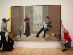 Especialistas de la galería colocan el cuadro de David Hockney titulado ''Mr and Mrs Clark and Percy''. EFE /