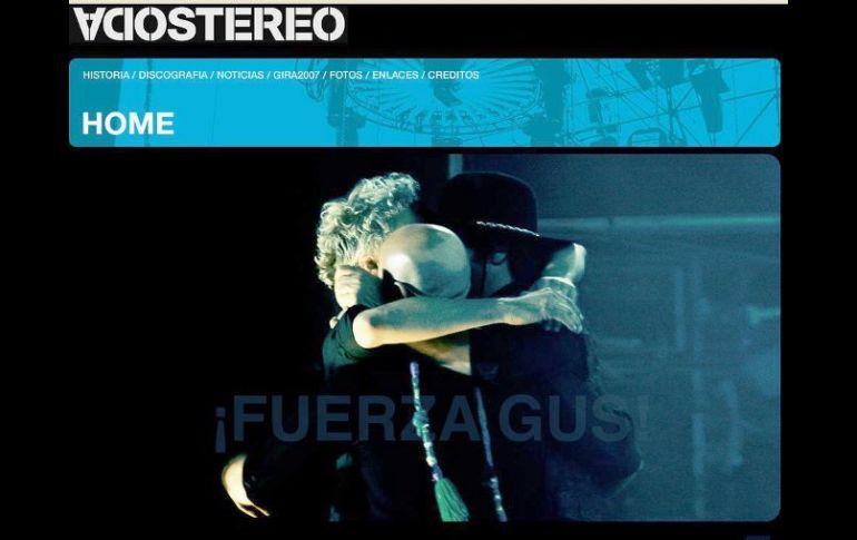 Una fotografía de los tres integrantes de Soda Stereo con un mensaje de apoyo a Cerati ilustra la página oficial del grupo. ESPECIAL /