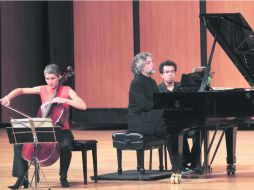 Anne Gastinel, con el violonchelo, y Francois Frédéric, con el piano, maravillaron al público en el Teatro Degollado. EL INFORMADOR /