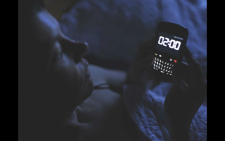 Los celulares y tabletas suelen emitir mucha luz azul, la cual es la más nociva por la noche. ARCHIVO /
