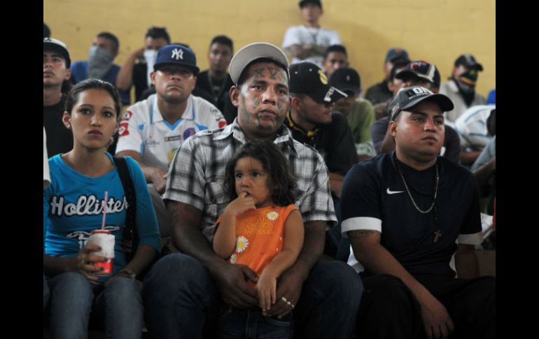 Las pandillas salvadoreñas Mara Salvatrucha y Barrio 18 aseguran que esperan contribuir para lograr la paz en otros países. AFP /