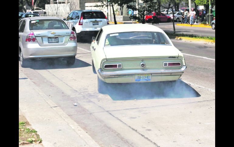 SMOG VISIBLE. Un auto produce una cortinilla de humo, lo que hace evidente la falta de verificación. EL INFORMADOR /