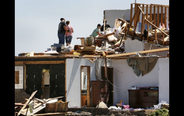 Una serie de tornados que azotaron el viernes a varios estados provocan 14 muertos, incluyendo  dos niños. AP /