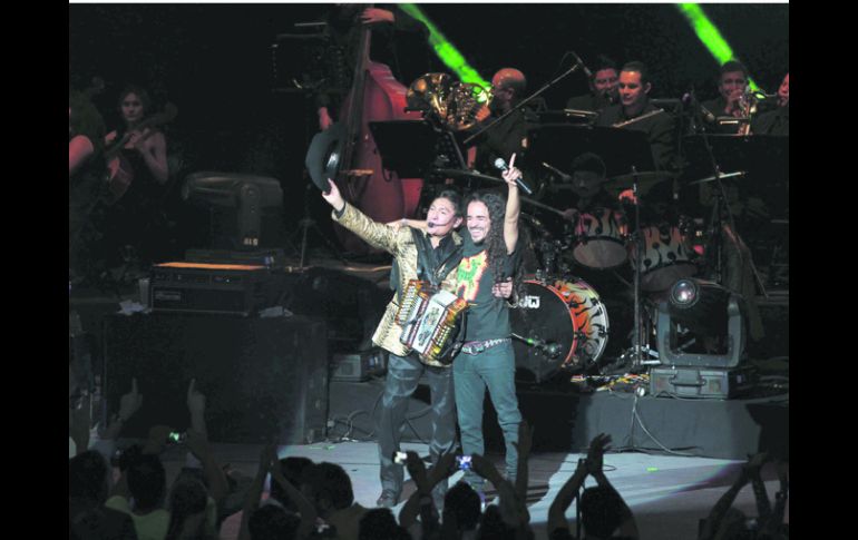 FUSIONADOS. En el concierto del domingo, Los Tigres del Norte y Café Tacvba ofrecieron tres temas juntos. EL INFORMADOR /