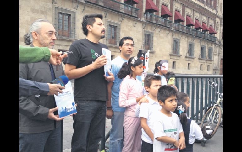 Organizaciones cilcistas, niños y grupos ciudadanos demandan acciones concretas para mejorar la calidad el aire en México ESPECIAL /