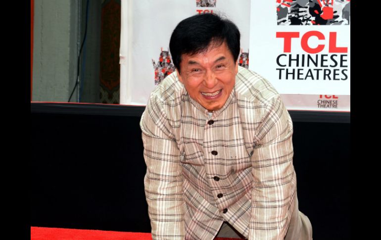 El actor chino Jackie Chan posa con sus manos en cemento en el Teatro Chino de Hollywood. EFE /