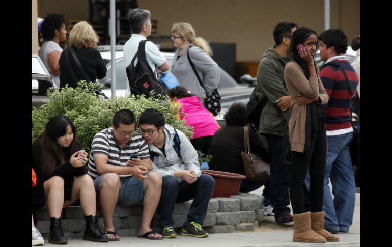 Estudiantes de Santa Mónica esperan a la policía tras el tiroteo. AP /