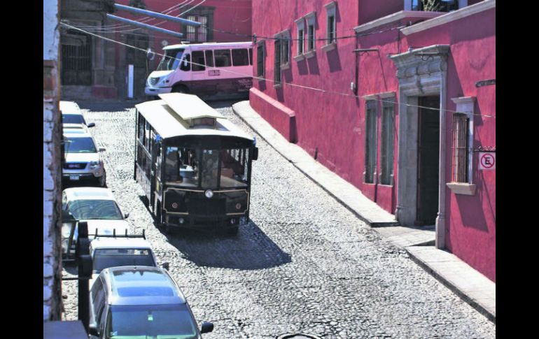 Transporte. Un paseo en tranvía para echar un vistazo en las calles e historia de San Miguel de Allende. ESPECIAL /