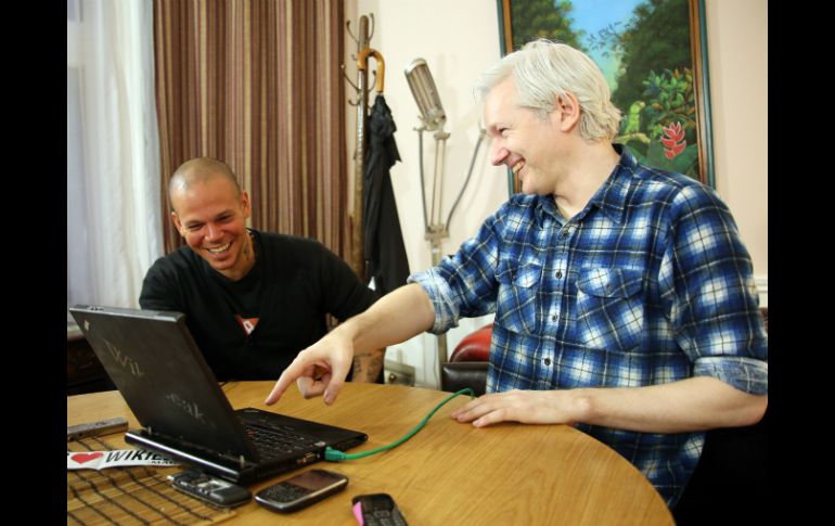 René Pérez Joglar y Julian Assange trabajan juntos en una canción del nuevo álbum de Calle 13. AP /