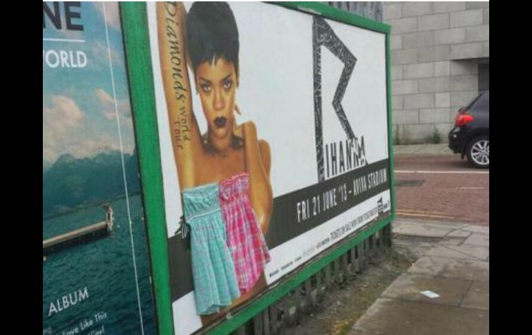 Los habitantes de Dublín decidieron ''vestir'' a Rihanna con prendas de ropa real. ESPECIAL /