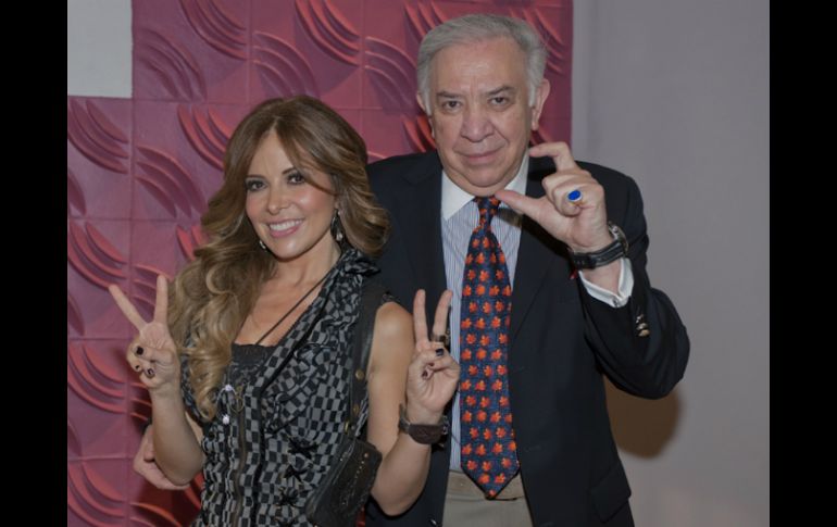 La cantante Gloria Trevi comparte su felicidad con el productor Emilio Larrosa. ESPECIAL /