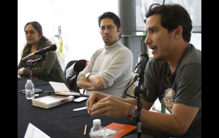Gabriela Valenzuela (i), José Mariano Leyva (c) y Vicente Alfonso (d) durante la charla. NTX /