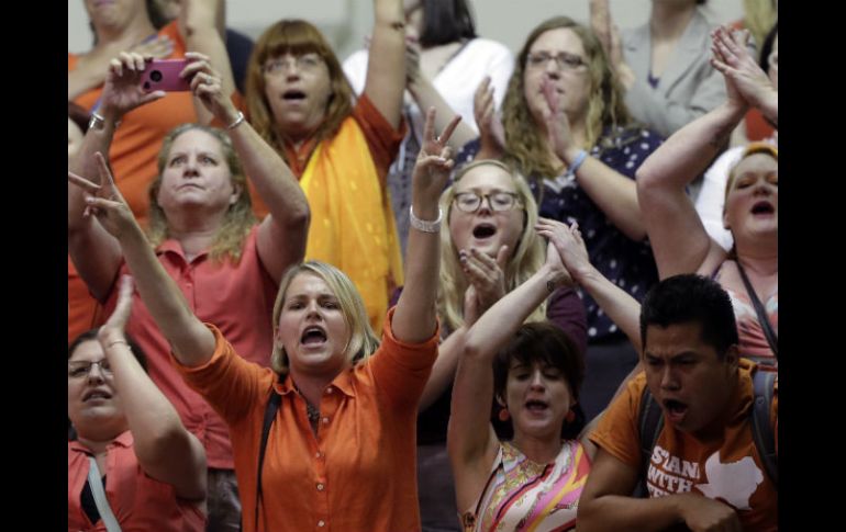 Los gritos de cientos de personas ayudan a impedir que los legisladores aprobaran una medida contra el aborto en EU. AP /