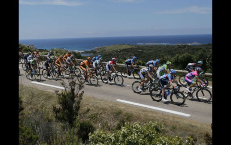 Los competidores rodean la costa del Mar Mediterráneo que terminará en Bastia como parte de la primera etapa. AP /