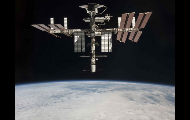 Un pequeño trozo de basura espacial podría afectar a la EEI o los astronautas que la habitan. ARCHIVO /