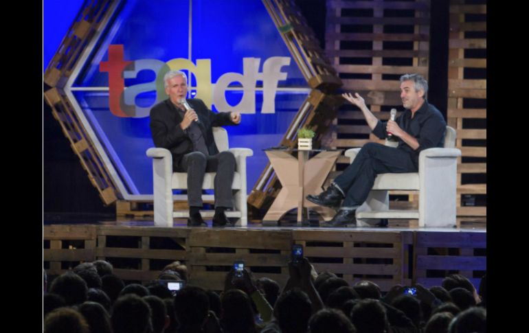 Los cineastas James Cameron (i) y Alfonso Cuarón (d) hablan del uso de la tecnología en producciones como ''Avatar''. NTX /