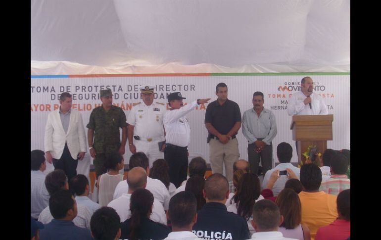 Hernández de la Mata rinde protesta ante autoridades militares, navales y municipales.  /