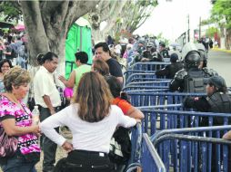 Cientos de profesores del SNTE se ubicaron afuera del instituto electoral, custodiados por la Policía que pintó su raya con vallas. NTX /