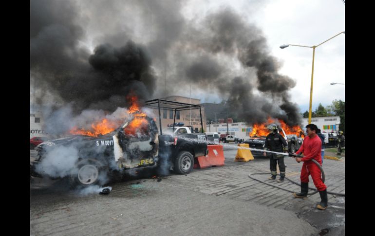 Pobladores de Tultepec incendian una patrulla tipo pick up como protesta. SUN /