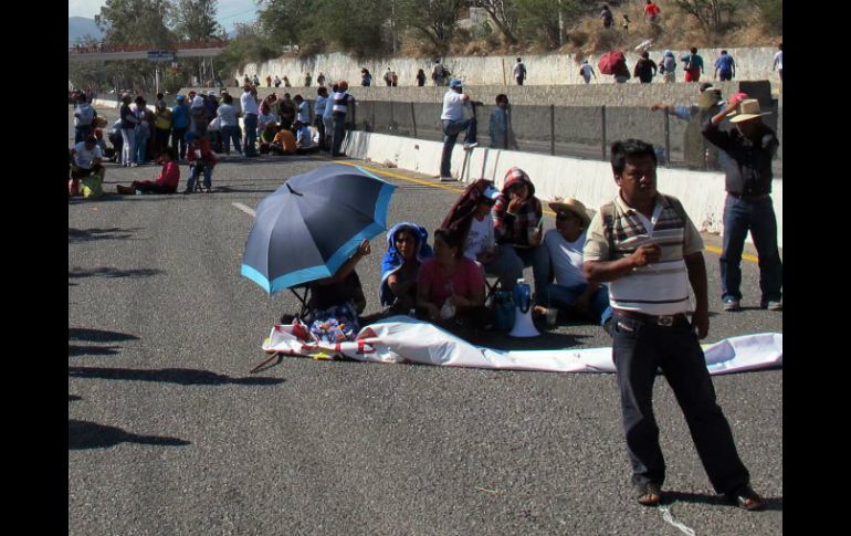El bloqueo en la carretera federal Acapulco-México fue bloqueada por loos pobladores alrededor del mediodía. ARCHIVO /