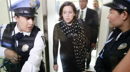 La productora del documental ''Presunto Culpable'' Layda Negrete camina durante su arribo a los tribunales. EFE /
