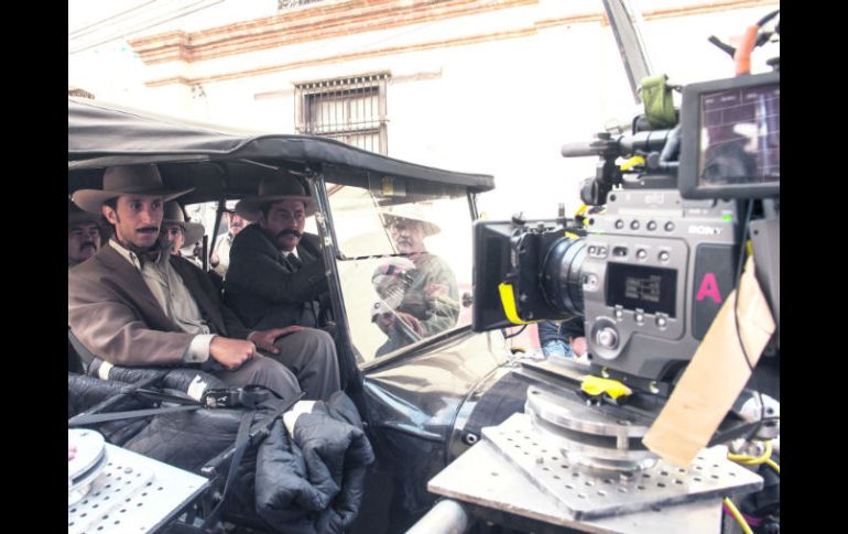 Enoc Leaño (al volante) encarna a Pancho Villa, un personaje que también realiza en el filme ''El Ciudadano Buelna''. ESPECIAL /