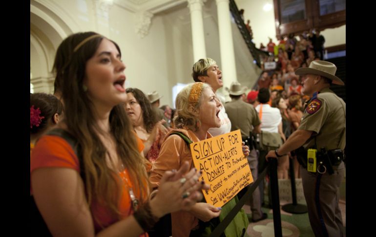 Activistas de los derechos reproductivos protestan en el congreso de Texas contra la polémica iniciativa. AP /