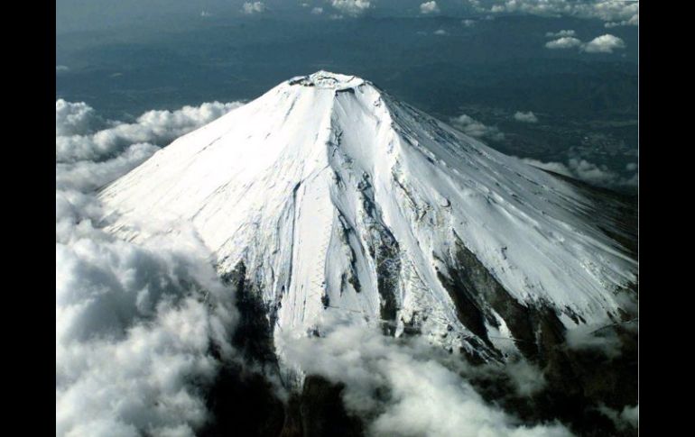 La belleza del Fuji esconde el peligro de un volcán en activo, cerca de grandes centros habitacionales. ARCHIVO /