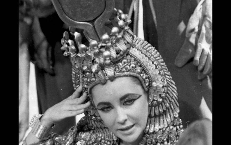 La gran corona con forma de halcón que Luz Taylor utilizó en la cinta ''Cleopatra'' (1963), también será subastada. ARCHIVO /
