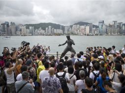 La estatua de Bruce Lee sigue atrayendo admiradores, en Hong Kong. AFP /