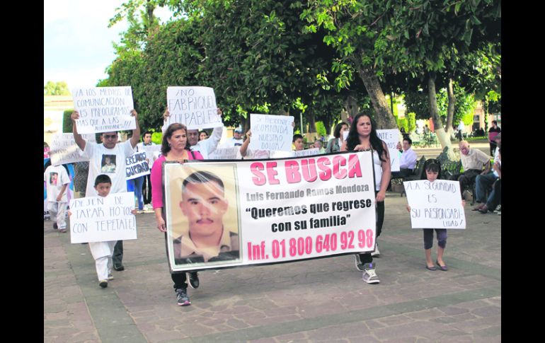 Lagos de Moreno. Los manifestantes llevaron pancartas con consignas y las imágenes de los jóvenes desaparecidos. EL INFORMADOR /