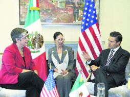 Janet Napolitano (izquierda), durante la reunión con Enrique Peña Nieto, en Los Pinos. Los acompaña una traductora. EFE /