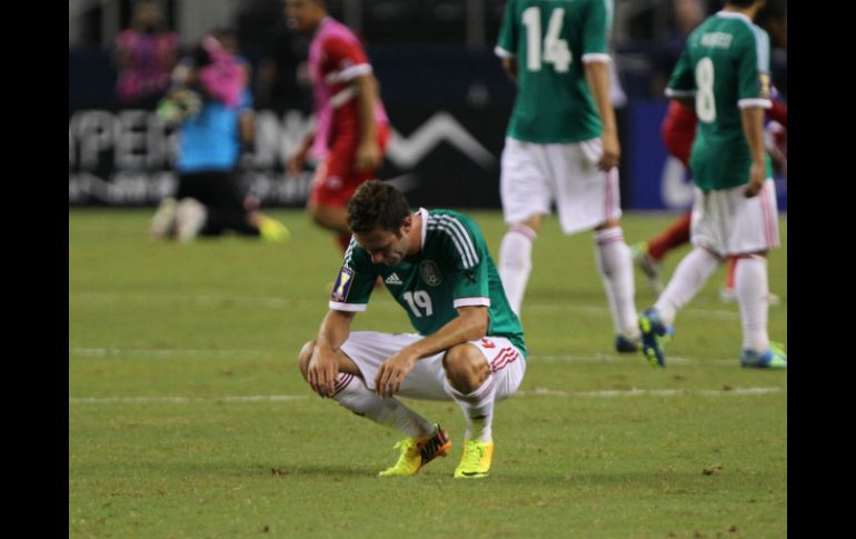 Miguel Layún se lamenta tras la eliminación ante Panamá. El Tri regresó a México esta tarde y evitaron dar declaraciones. ARCHIVO /