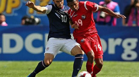 Donovan y Quintero disputan un balón durante el partido. AFP /