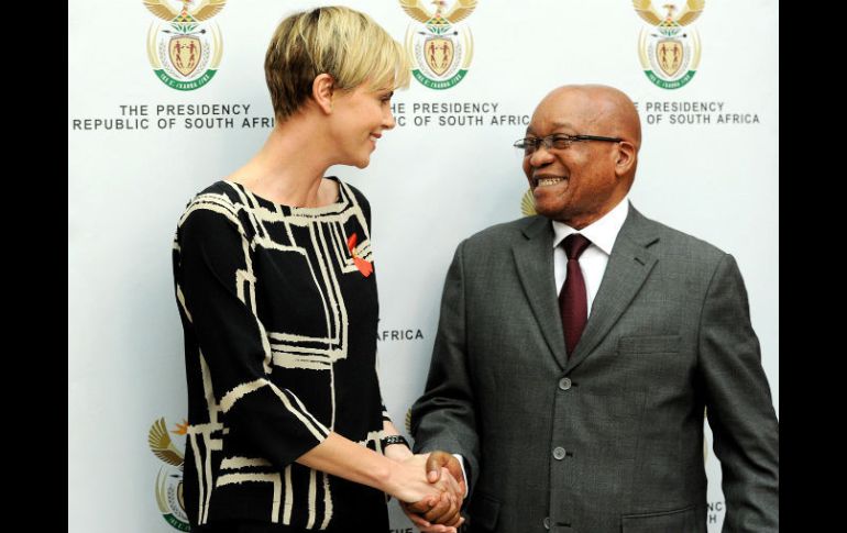 Charlize Theron y el presidente sudafricano Jacobo Zuma. AFP /