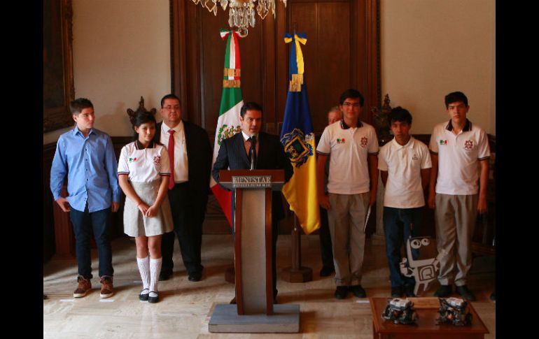 El gobernador Aristóteles Sandoval junto a los jóvenes ganadores.  /