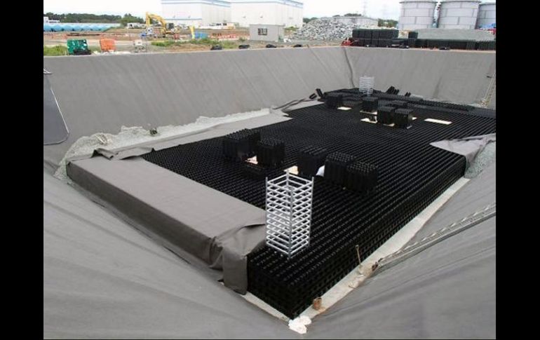 Construcción de un depósito de subterráneo de agua en la planta nuclear de Fukushima. EFE /