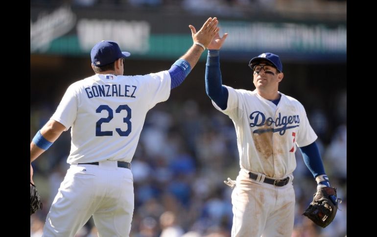 Adrián González fue pieza clave en la victoria de Los Dodgers por cinco carreras sobre las Manterrayas de Tampa Bay .  /