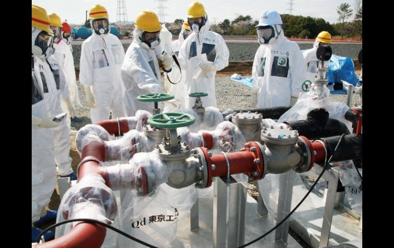 TEPCO probará congelando el subsuelo alrededor de Fukushima, para detener el agua contaminada que se está derramando hacia el mar. ARCHIVO /