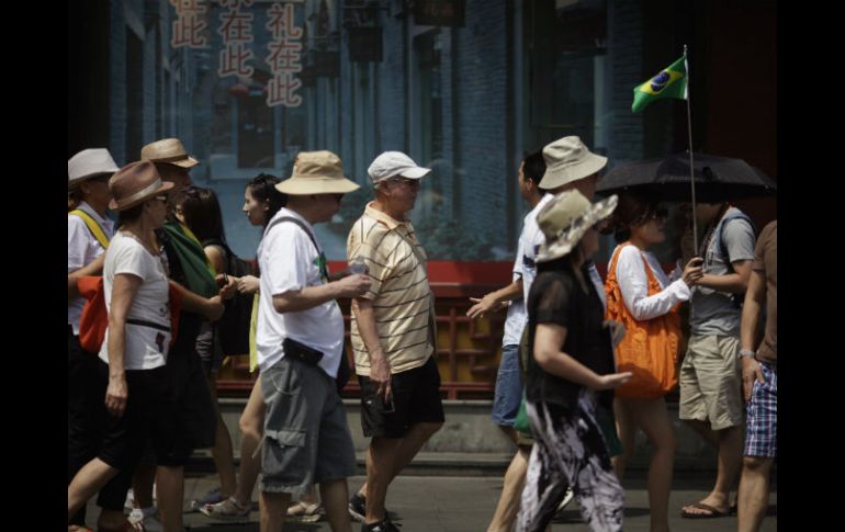 El número de turistas extranjeros que visitan la capital china cayó 15% en los primeros seis meses del año a 1.9 millones. AP /