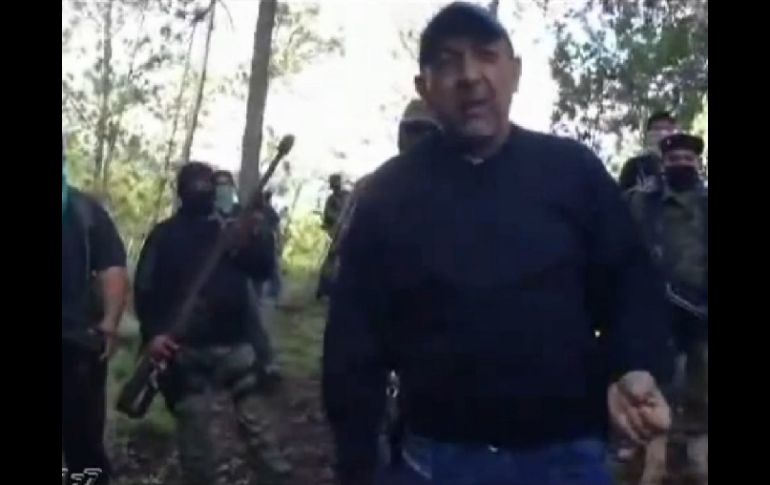 Flanqueado por varios hombres encapuchados que portan armas de grueso calibre, ''La Tuta'' aparece en un nuevo video. ESPECIAL /