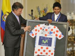 Nairo (d) es actual subcampeón del Tour y una estrella en el deporte de Colombia. AP /