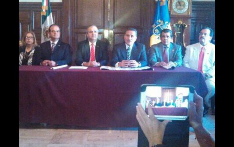 Arturo Zamora y el presidente del Colegio de Notarios, Juan Carlos Vázquez, presentan mes del testamento.  /