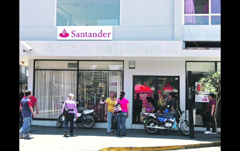 Centro tapatío. Entrada, sin vigilancia policial, a uno de los bancos y área de cajeros automáticos, en Hidalgo y Zaragoza. EL INFORMADOR /