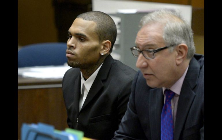 Imagen del cantante al lado de su abogado durante el juicio. ARCHIVO /