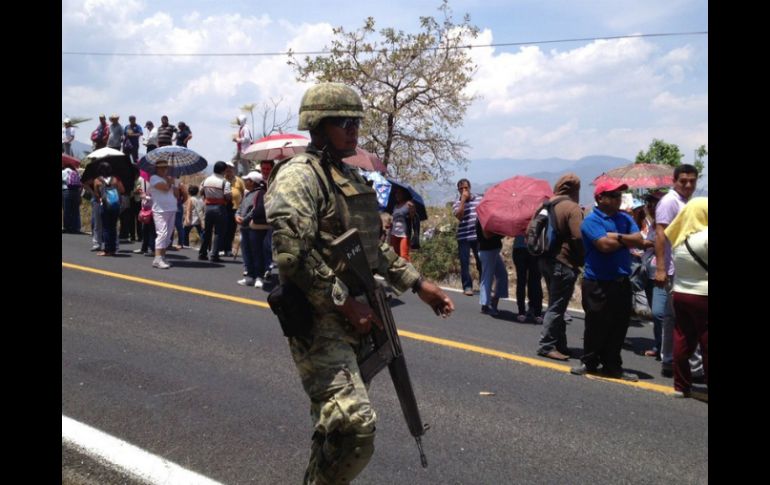 La movilización fue vigilada por el Ejército Mexicano para evitar cualquier incidente. ARCHIVO /