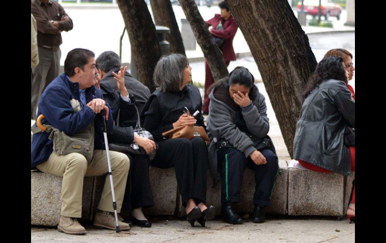 Un grupo de personas permanece en la calle en Ciudad de México ante los movimientos telúricos. EFE /