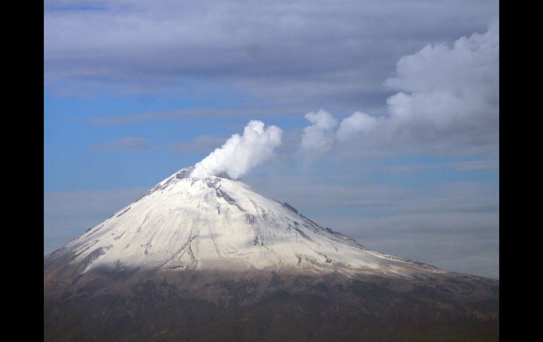 El volcán Popocatépetl registró en las últimas 24 horas diversos segmentos de tremor armónico de baja amplitud. ARCHIVO /