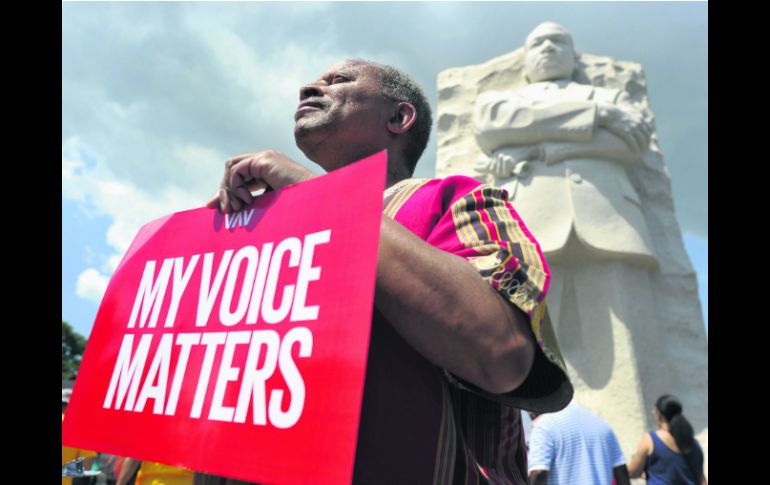 Un hombre se manifiesta a un lado del monumento a Martin Luther King, donde Obama hablará el miércoles. AFP /